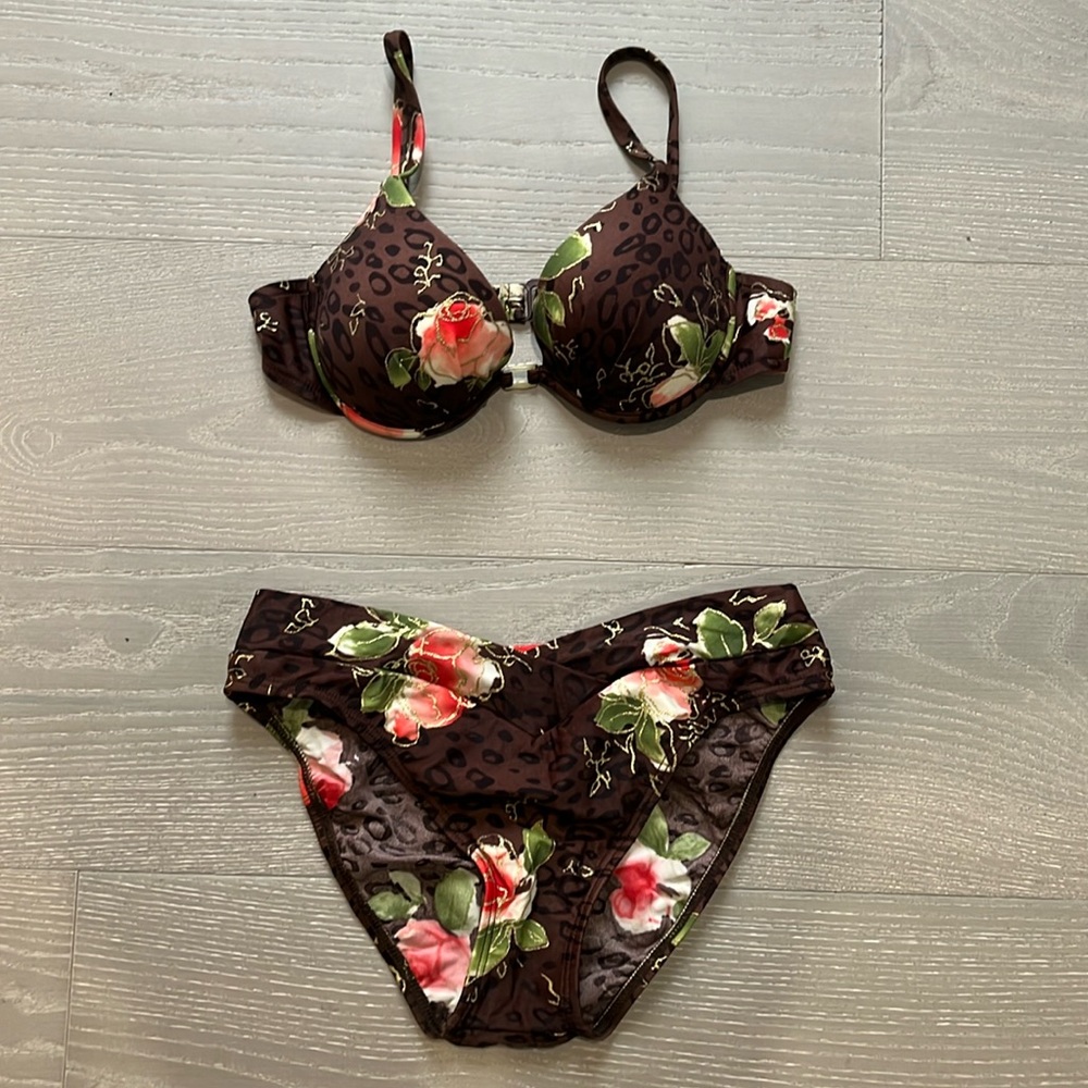 Kechika bikini bathing swim suit:supportive pads on top- angled slimming bottom